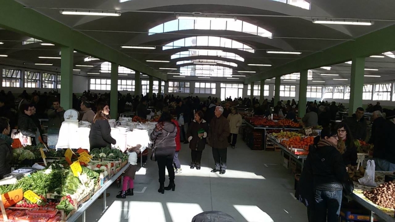 Mercato rionale nei capannoni ex Inapli (ph. Mino Errico)